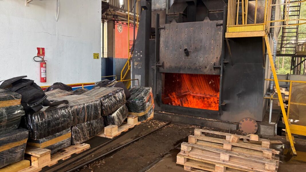 Polícia Civil incinera aproximadamente 1 tonelada de drogas em Itaquiraí Polícia Civil incinera aproximadamente 1 tonelada de drogas em Itaquiraí