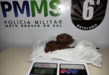 Polícia Militar Detém Dupla com Maconha Próxima a Horário de Saída Escolar em Corumbá. Polícia Militar Detém Dupla com Maconha Próxima a Horário de Saída Escolar em Corumbá.