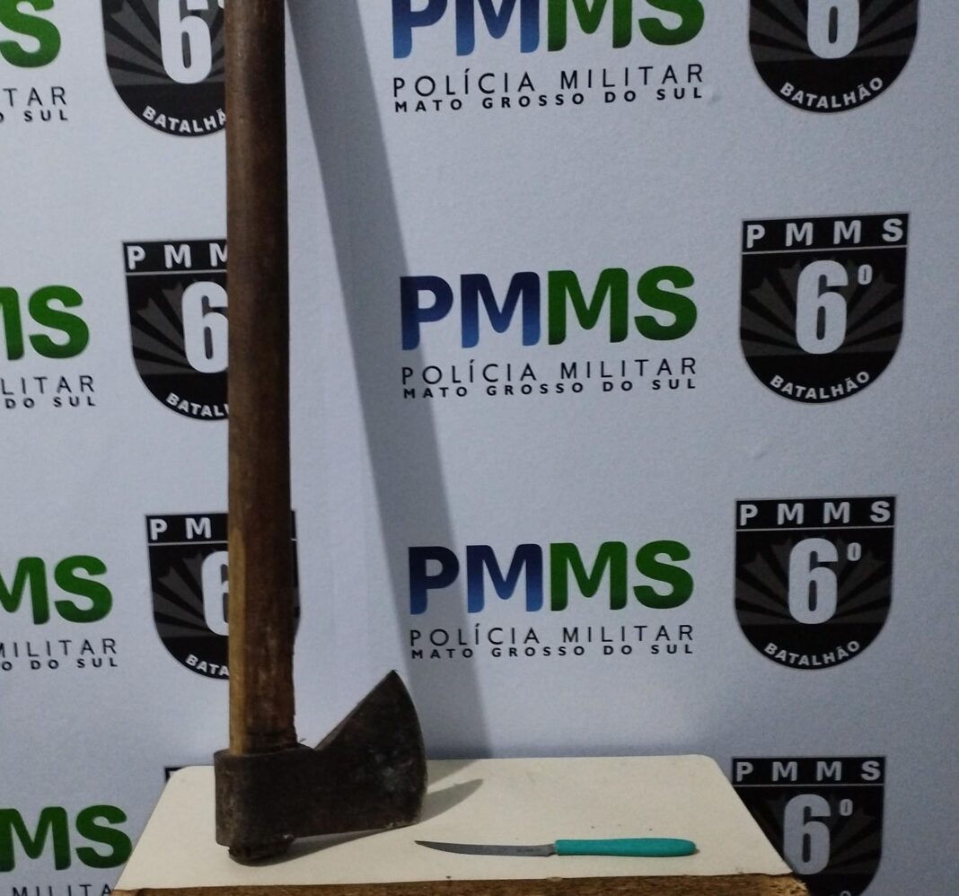 Polícia Militar Detém Homem Que Danificou Parte da Residência com Polícia Militar Detém Homem Que Danificou Parte da Residência com Machado em Corumbá