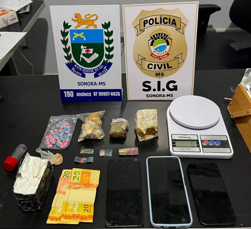 Polícia Militar e Polícia Civil desarticulam ponto de tráfico de Polícia Militar e Polícia Civil desarticulam ponto de tráfico de drogas e prende jovem em Sonora