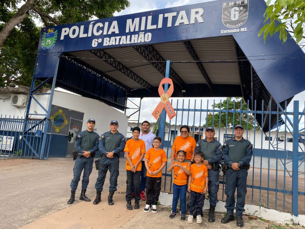Polícia Militar recebe símbolo do Maio Laranja em ação de conscientização em Corumbá.