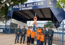 Polícia Militar recebe símbolo do Maio Laranja em ação de conscientização em Corumbá. Polícia Militar recebe símbolo do Maio Laranja em ação de conscientização em Corumbá.