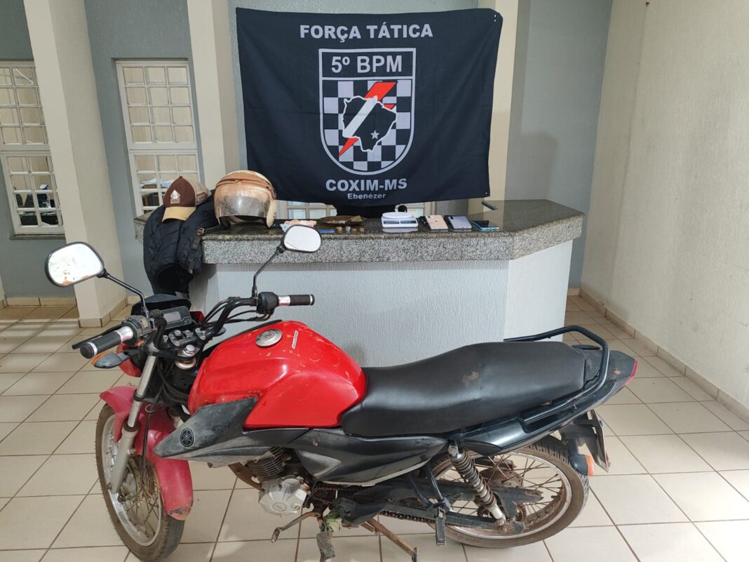 Polícia Militar recupera motocicleta e prende dois homens por tráfico e receptação em Coxim