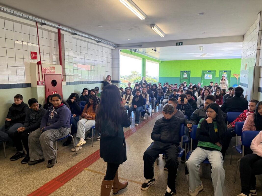 Polícia Civil realiza palestra sobre bullying na Escola Guimarães Rosa, em Sete Quedas