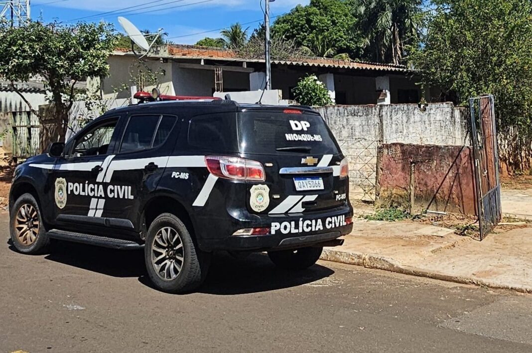 Polícia civil suspeitos de tráfico de drogas durante cumprimento de mandados em Nioaque