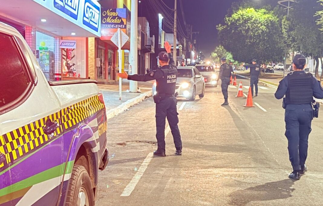 OPERAÇÃO PRODETOP: Polícia Militar realiza blitz com foco no combate ao roubo e furto de veículos em Coxim