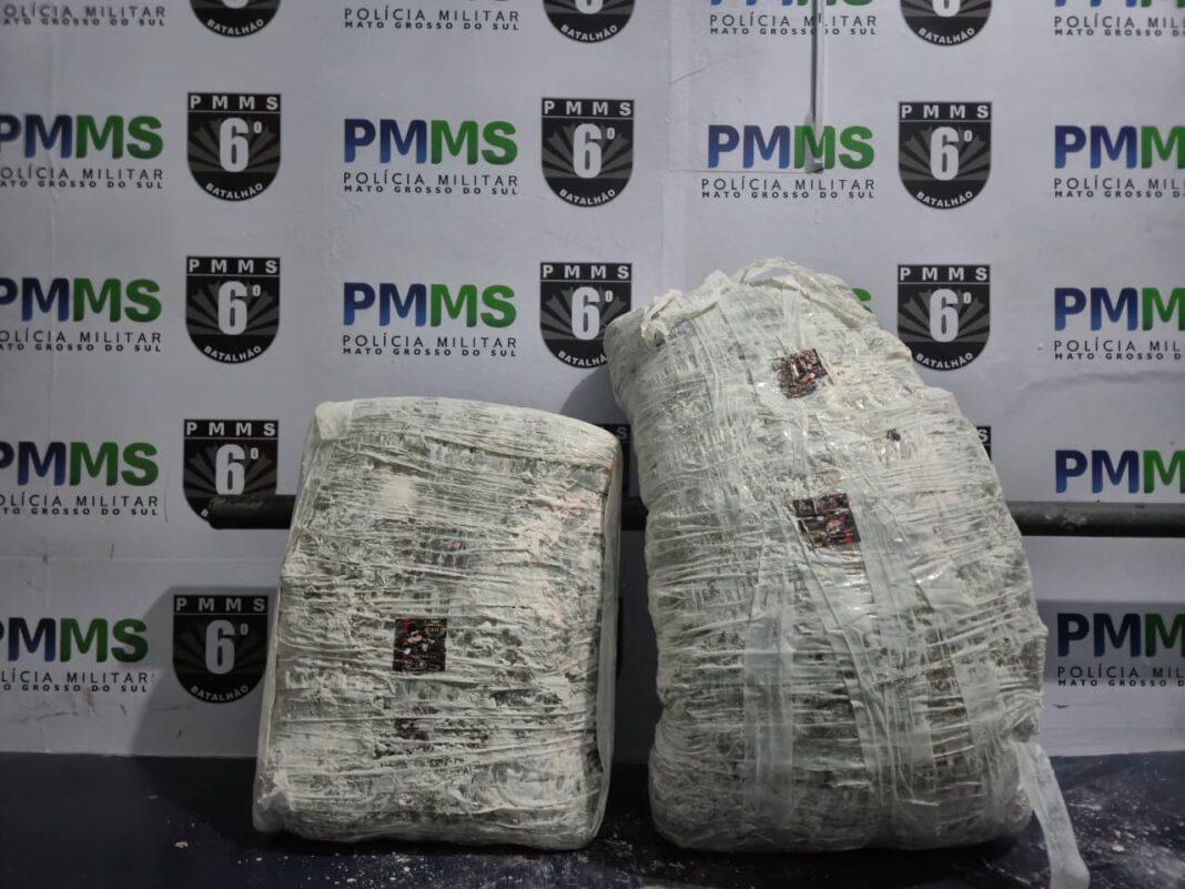 Polícia Militar e PRF no Posto Lampião Aceso: Mulher de Polícia Militar e PRF no Posto Lampião Aceso: Mulher de 26 anos é presa por tráfico de drogas em ônibus