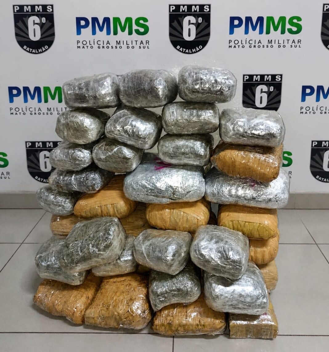 Polícia Militar Prende Três Pessoas e Apreende Quase 30 kg de Skunk em Ônibus de Viagem no Lampião Aceso.