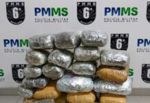 Polícia Militar Prende Três Pessoas e Apreende Quase 30 kg de Skunk em Ônibus de Viagem no Lampião Aceso. Polícia Militar Prende Três Pessoas e Apreende Quase 30 kg de Skunk em Ônibus de Viagem no Lampião Aceso.