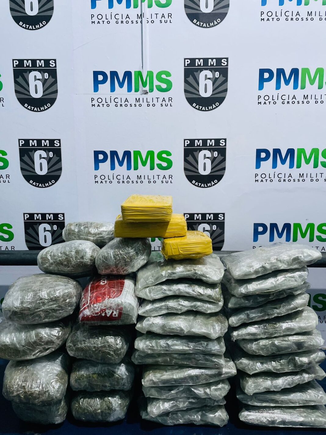 Polícia Militar no Posto Lampião Aceso: Quatro passageiros são detidos por tráfico de drogas em ônibus