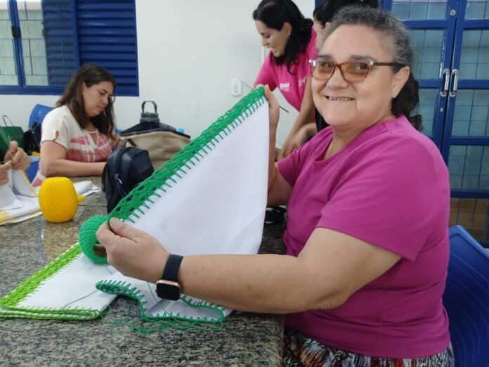 Mães atípicas aprendem crochê em capacitação da Escap